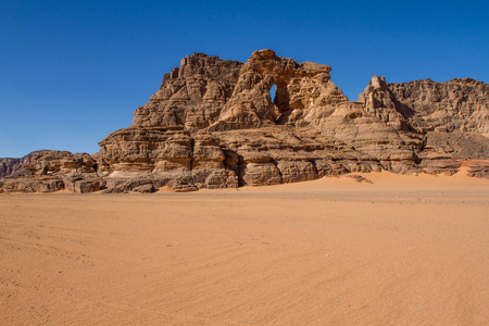 惊人的岩石形成在 Tadrart 胭脂。Tassili najjer 国家公园, 阿尔及利亚