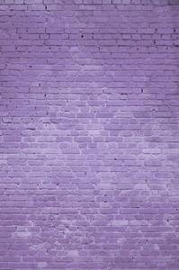 多排砖砌砖墙体的紫色画构图片