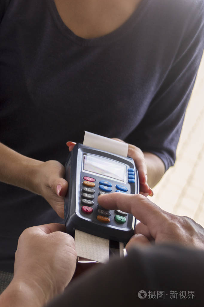 信用卡刷卡通过终端出售在商店.购物和零售概念