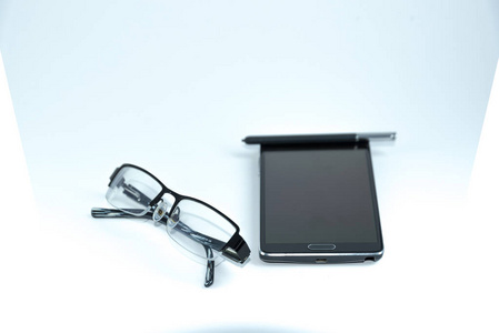 大黑智能手机与智能笔和黑色眼睛眼镜孤立的白色背景