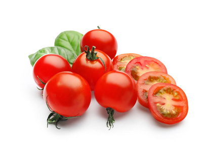 新鲜成熟西红柿与罗勒叶子在白色背景