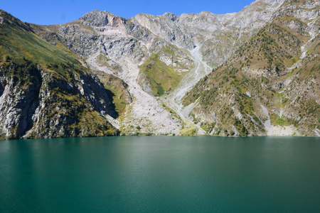 美丽的风景与绿松石的湖泊 森林和山