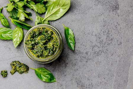 chimichurri 酱阿根廷绿欧芹罗勒酱 chimichurri 为烧烤 asado 在玻璃