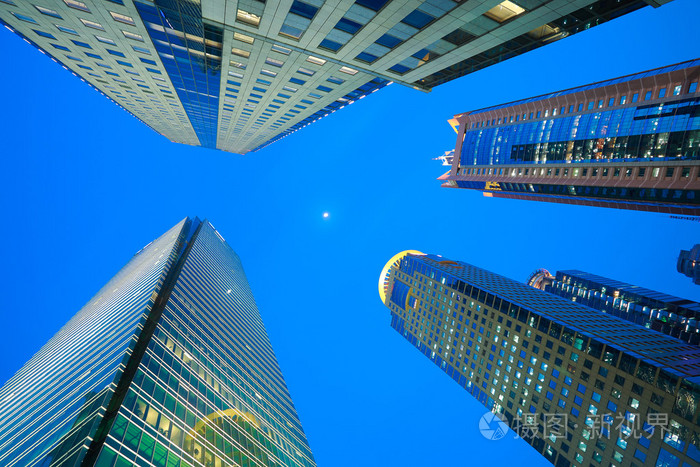 抬头看着上海现代城市建筑背景