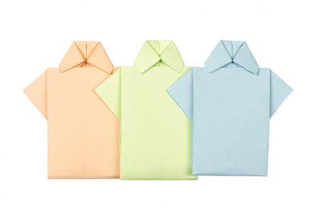 纸折叠折纸样式放进一个男人的衬衫
