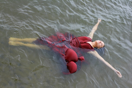 美女溺水死亡图片