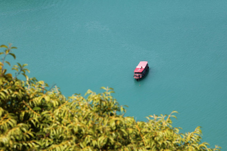 山顶风景在山与游览小船在海背景在和在泰国的昂丁字群岛