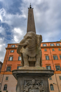 大象和方尖碑。在意大利罗马的圣母广场
