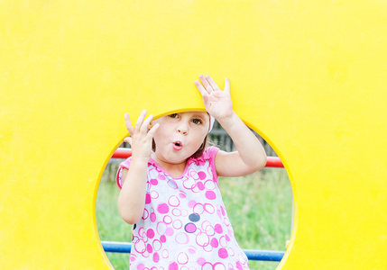 可爱小女孩微笑着向窗外张望照片