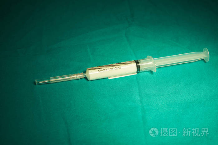 手术室桌上塑料注射器的白颜色麻醉药