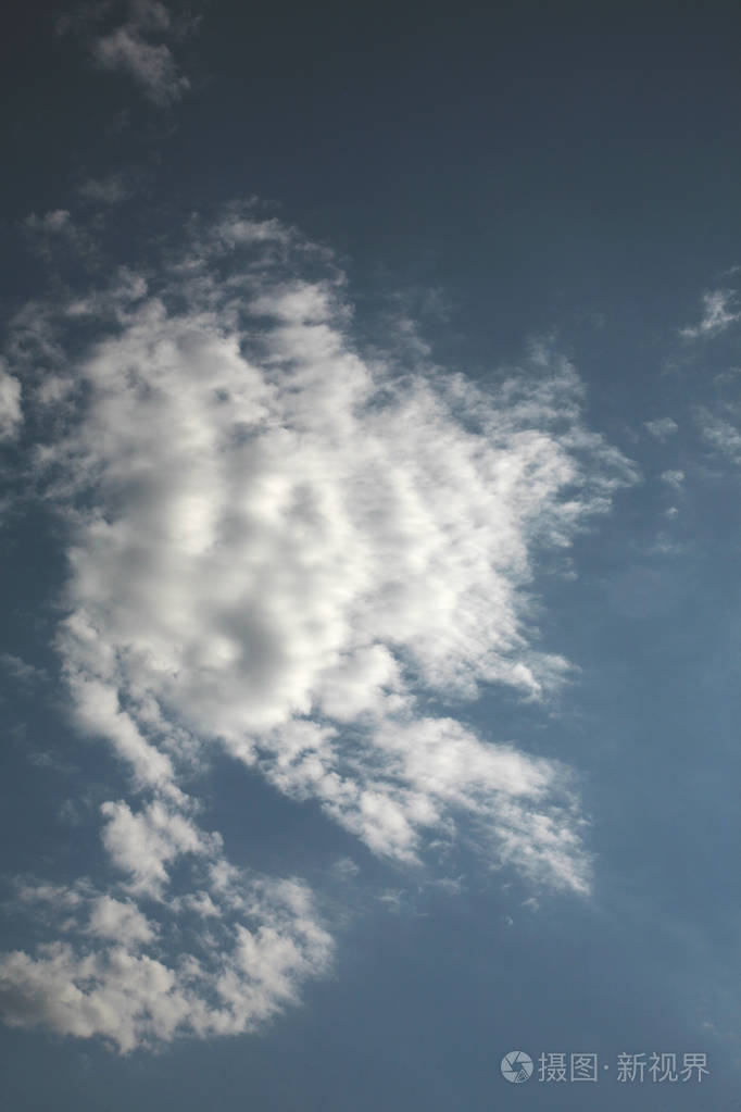 从天空中掉下的讽刺的悲伤云在他们的卷云区域被笼罩在光的面纱