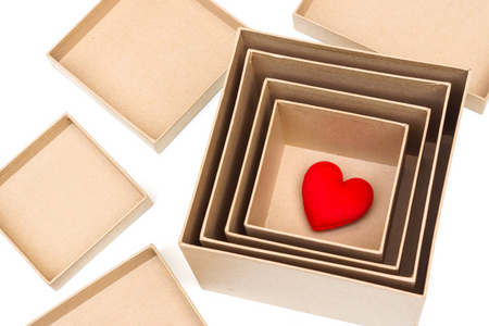 随着一颗红色的心的秘密盒子