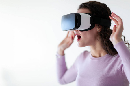 年轻兴奋的女人尝试虚拟现实耳机体验