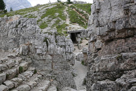 战壕雕刻出的山石和一个僻静的沙坑沿意大利前线在二战 i照片