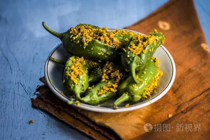 芥末籽和芥末油腌青椒