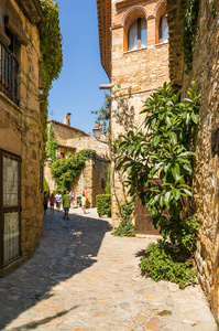 美丽的街道在中世纪镇佩拉塔利亚达, 赫罗纳省, 加泰罗尼亚, 西班牙
