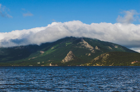 美丽的风景, 湖, 山在云彩和自然。旅行和休息