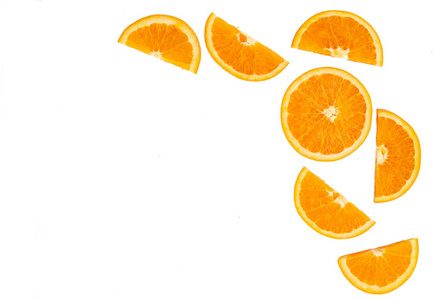 顶部视图新鲜橙果片在白色背景下分离, 果健康概念