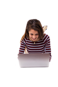 年轻学生工作与她的笔记本电脑