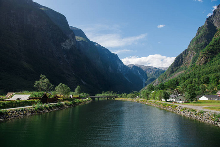 美丽的湖和绿色的山在 Gudvangen, Neirofjord, 挪威