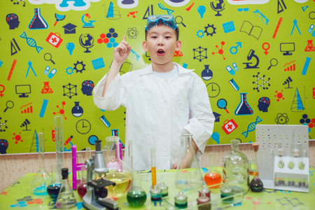 亚洲男孩做化学实验在实验室