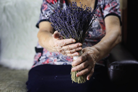 捧着干花花束的老妇人