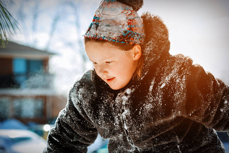 孩子们在冬季户外玩耍冬天快乐的小女孩在雪地里穿衣服