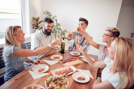 朋友会议.一群快乐的人在家里聚会晚餐照片