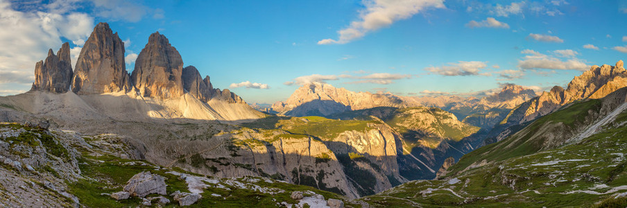 著名 Tre 犯罪 di Lavaredo，白云岩的阿尔卑斯山，意大利的全景