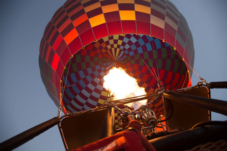 准备热气球在土耳其安纳托利亚的山谷上空飞行. 天空是一个伟大的旅游胜地, 与热气球飞行。内夫谢希尔土耳其7月232016
