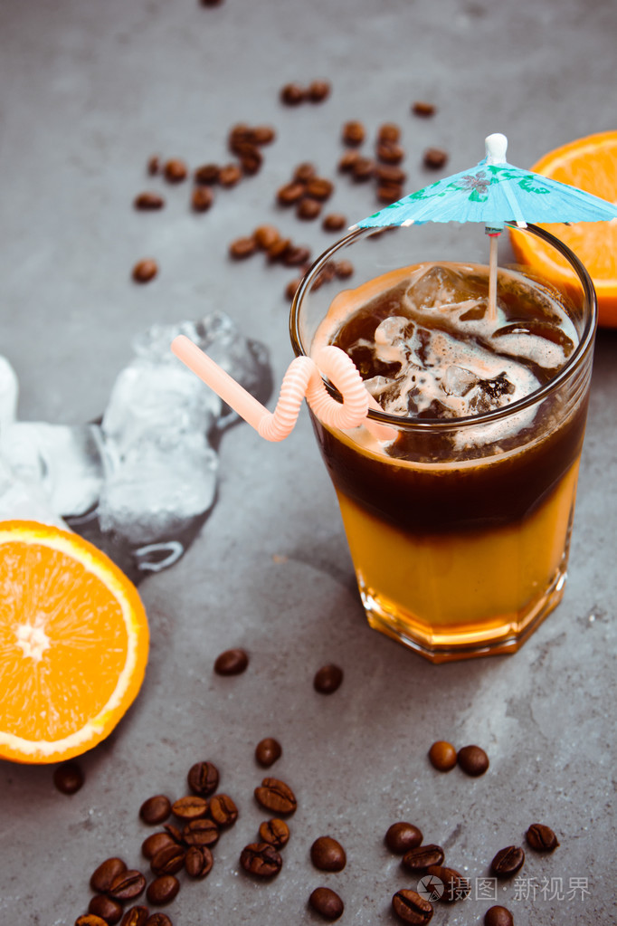 与橙色,薄荷和冰鲜冰咖啡.含酒精,不含酒精的饮料饮料
