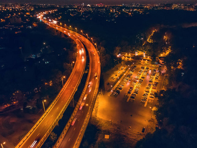 空中全景从上面到夜城市与桥梁, 路与汽车交通和停车场为汽车, 无人机相片