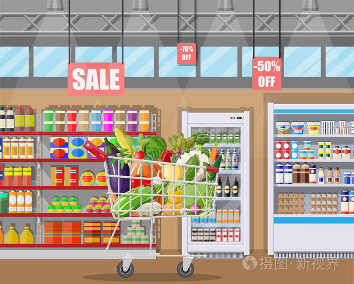 超市商店内有蔬菜的购物车.大购物中心.内部商店里面.