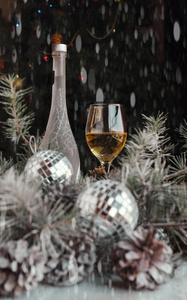 圣诞球与冷杉的枝条和香槟