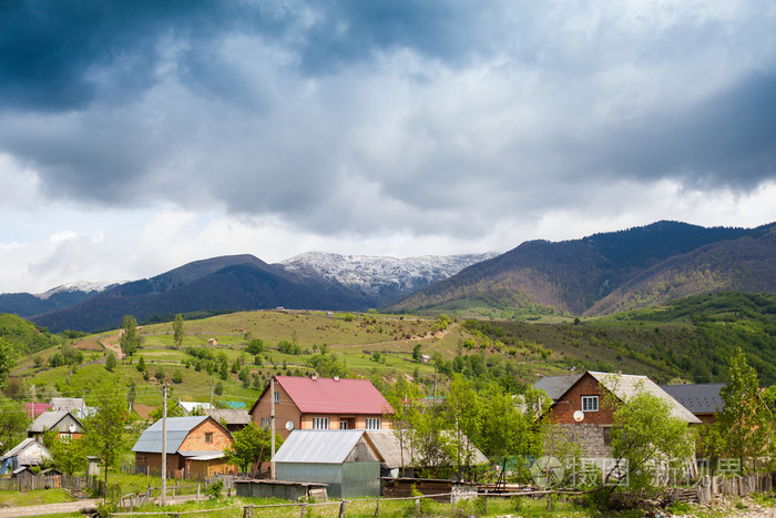 风景秀丽的大量房屋