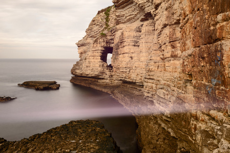 Longexposure 景观用黄色岩石 te 海上射击