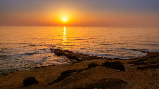 黄昏时分, Ericeira 村白礁布兰卡海滩的冲浪者。Ericeira, 葡萄牙