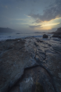 日落在塔格莱海滩。全景的美丽的五颜六色的巨大的悬崖和海的背面。坎塔布利亚.西班牙