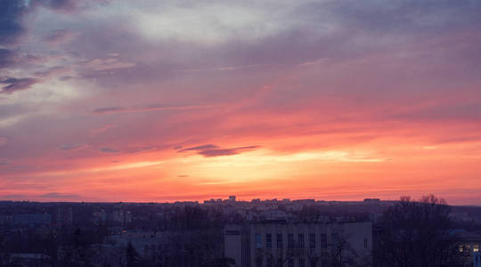 美丽的日落在基希讷乌的城市, 摩尔多瓦的背景