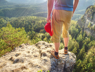 徒步旅行者停留在岩石的山脊上, 欣赏长谷到地平线的美景。