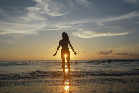 泰国海洋海滩的快乐青年妇女。暑假的概念