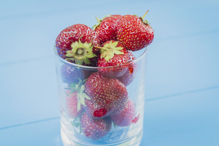 在玻璃中的新鲜草莓