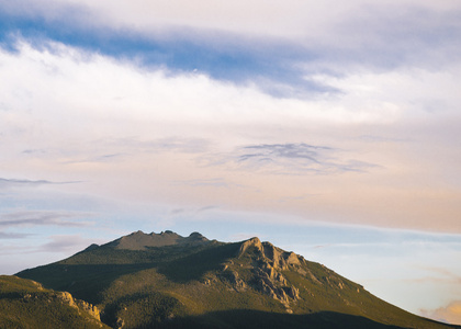 洛基山山峰在日落时的视图