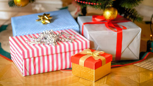 圣诞树下的礼物盒堆照片图片