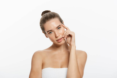 面部护理.美容, 美容和水疗.通过白色背景隔离照片