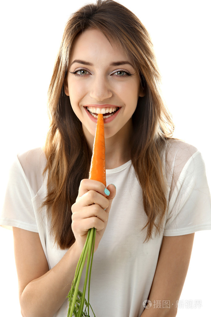 美丽的女孩吃胡萝卜
