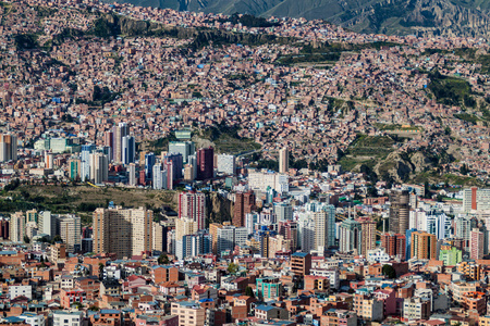 玻利维亚的拉巴斯住宅和街道鸟瞰图