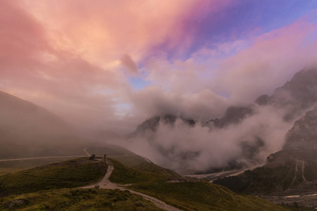 美丽的 cloudscape 和薄雾云在白云阿尔卑斯, 在温暖的夕阳下光