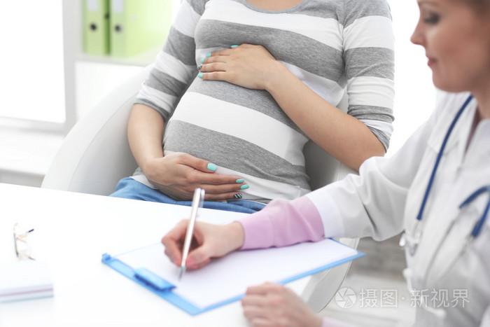 年轻孕妇与医院的医生