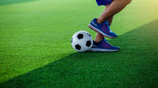 跺脚足球运动员跳跃和跺脚训练陷阱和控制足球照片